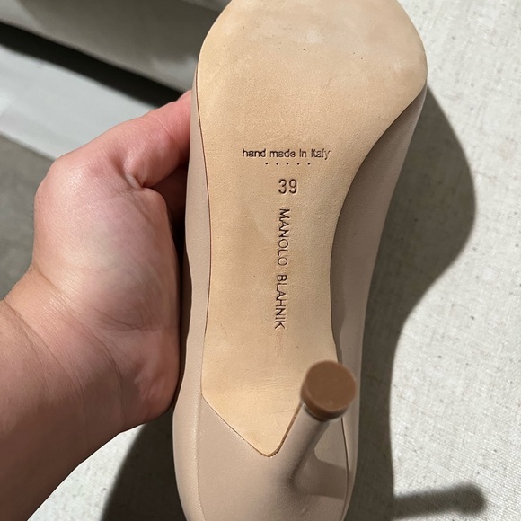 Manolo Blahnik. Hangisi Crystal Buckle Pump. - Picture 3 of 3